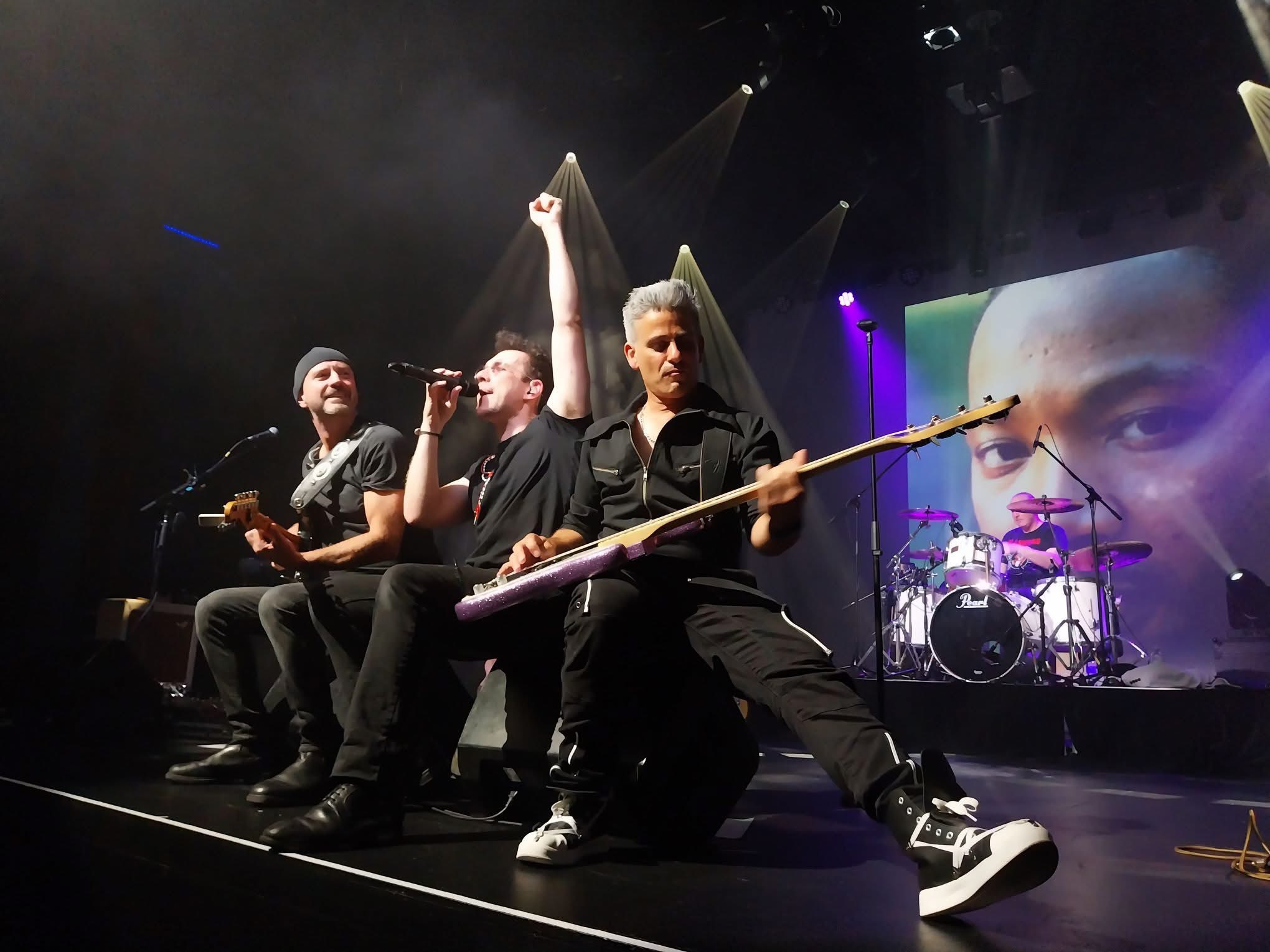 Fotografija iz galerije nastopov U2 tribute skupine Achtung Babies